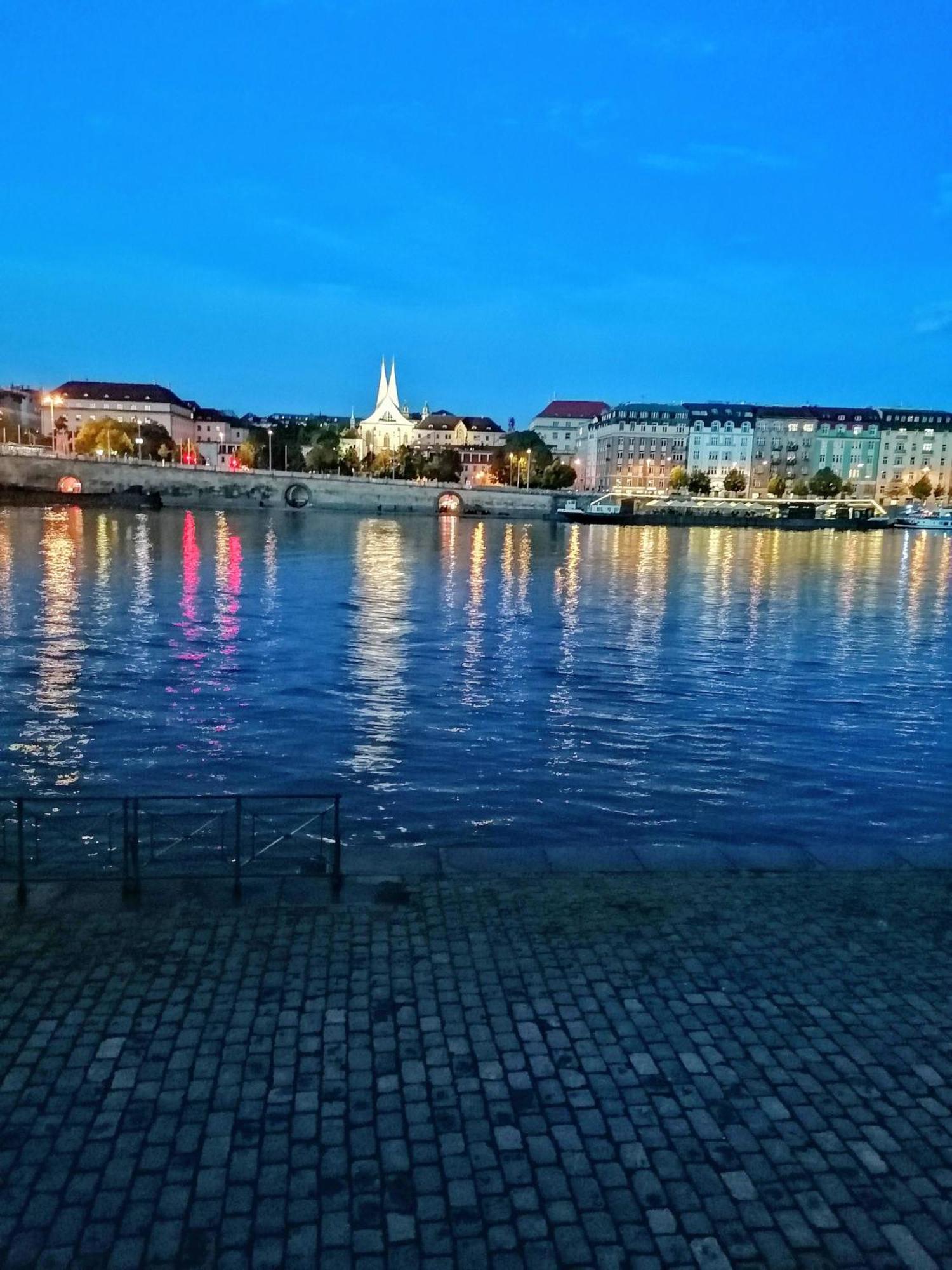 Valentinka Minutes Away From Charles Bridge Apartment Prague Luaran gambar